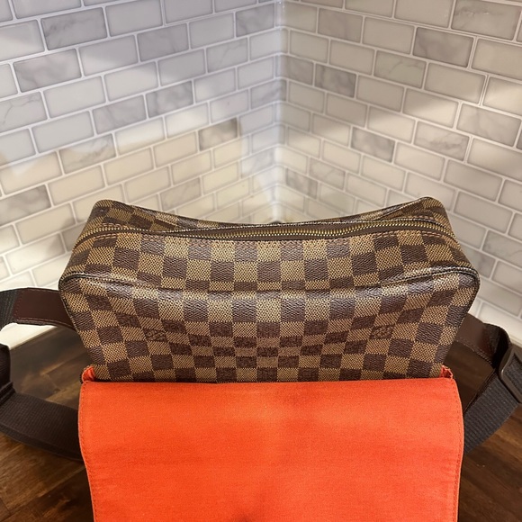 LOUIS VUITTON NAVIGLIO BAG - Picture 4 of 9